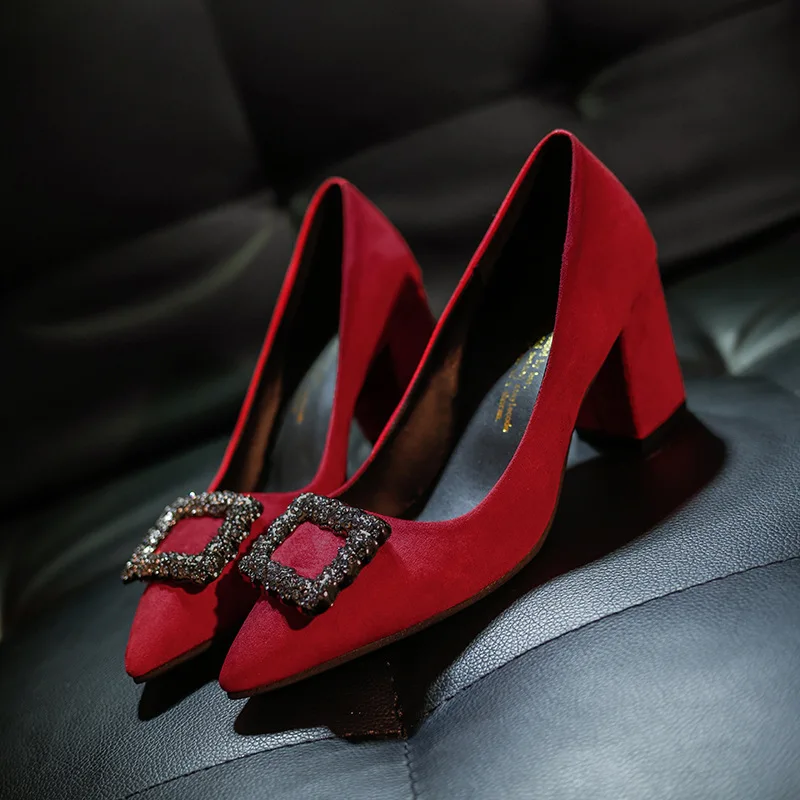 Красивые новые туфли на высоком каблуке элегантные женские лодочки со стразами и