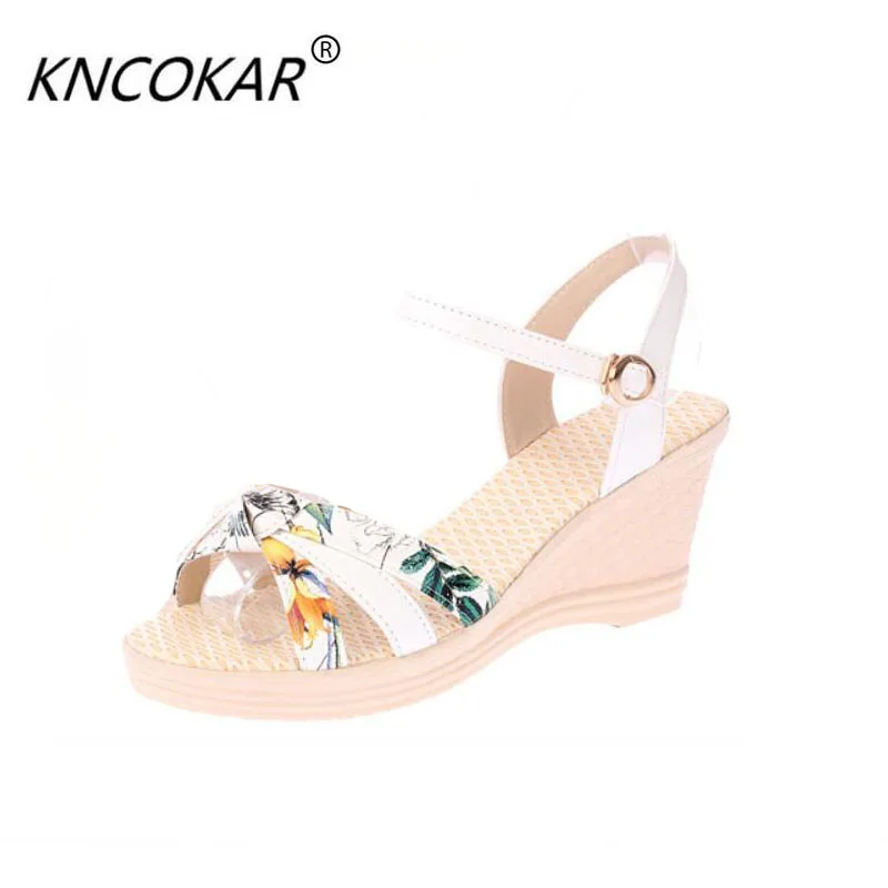 KNCOKAR Summer new color print flat slope and women's sandals chic simple air clasp high heel tide. | Обувь