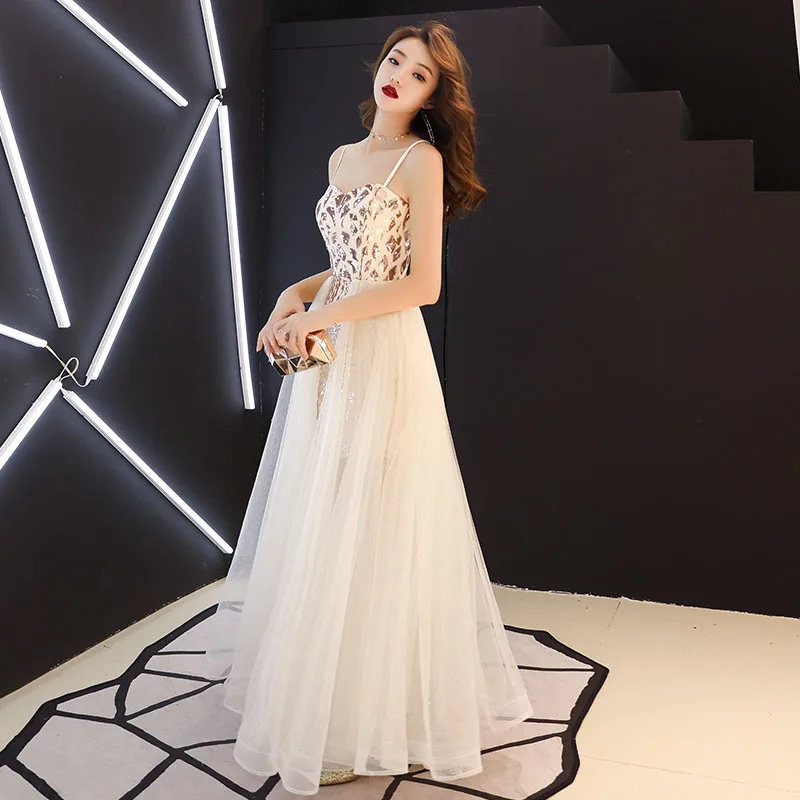 Женское вечернее платье с блестками короткое на тонких бретельках длинной