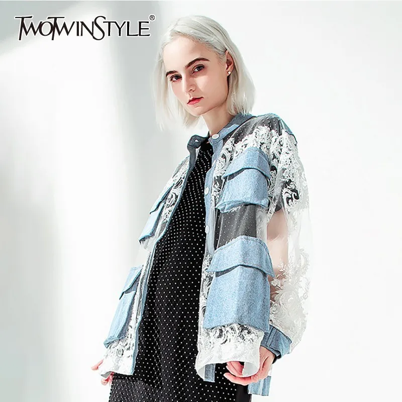 TWOTWINSTYLE Летняя джинсовая Лоскутная Женская куртка с вышивкой, v-образный вырез, длинный рукав, перспективное пальто на пуговицах, Женская мода, новинка