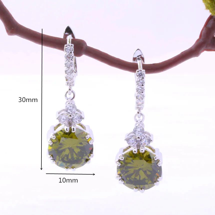 Женские серьги подвески серебряного цвета с блестящим зеленым и белым