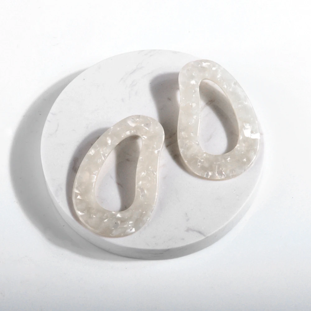 Уникальные дизайнерские белые висячие серьги в форме сердца для женщин, очаровательные свадебные ювелирные изделия, вечерние серьги-капельки из акрила Za