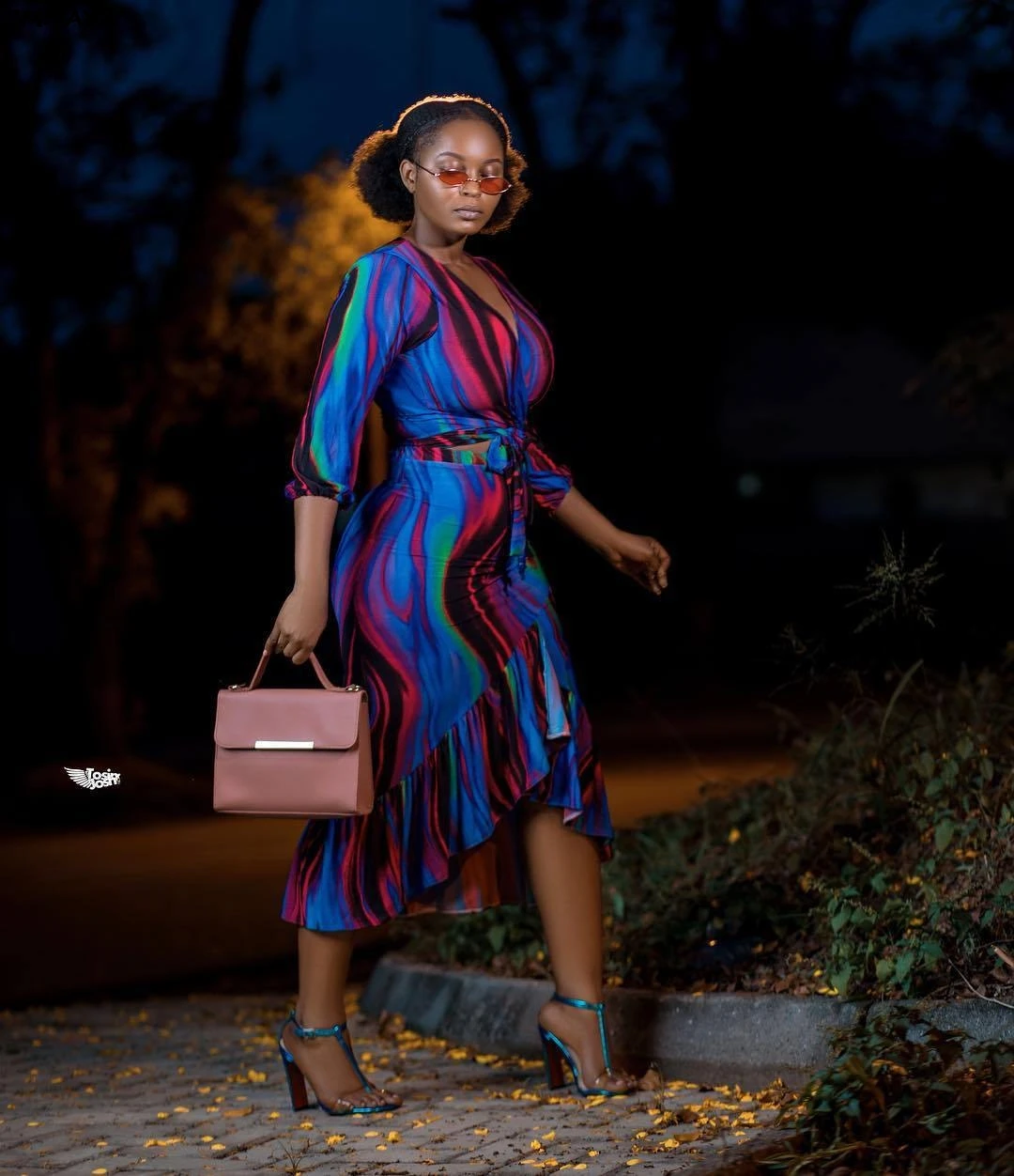 Женский укороченный топ в полоску с v образным вырезом и оборками юбка средней