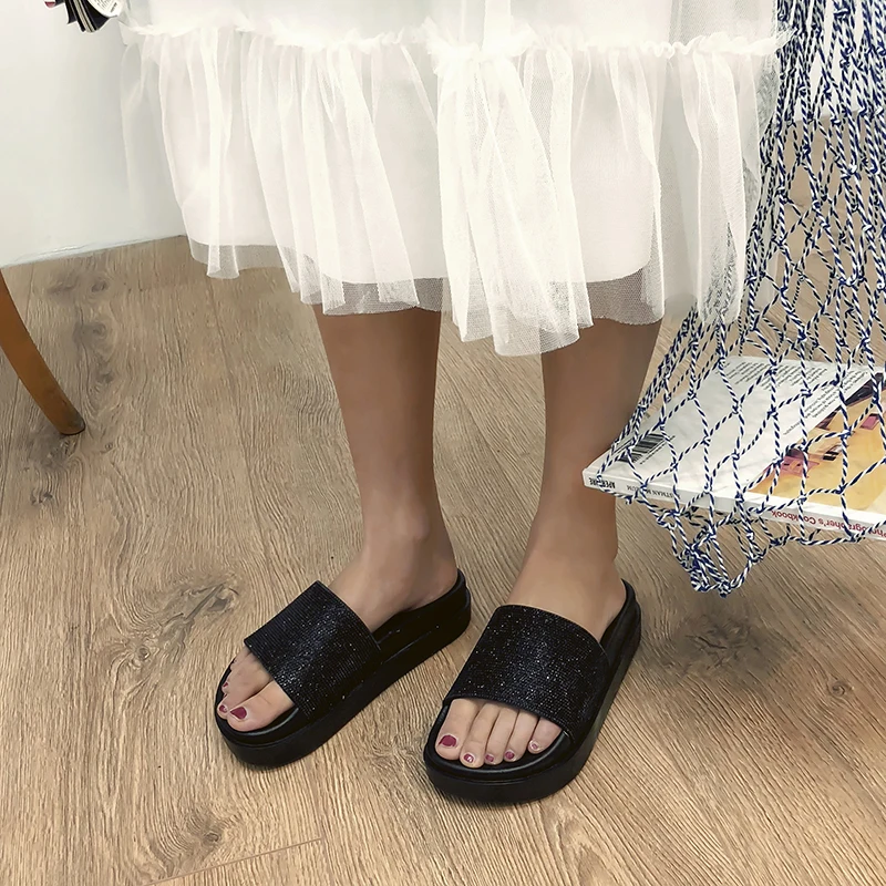 Сандалии шлепанцы на плоской платформе со стразами цвет золотой серебряный