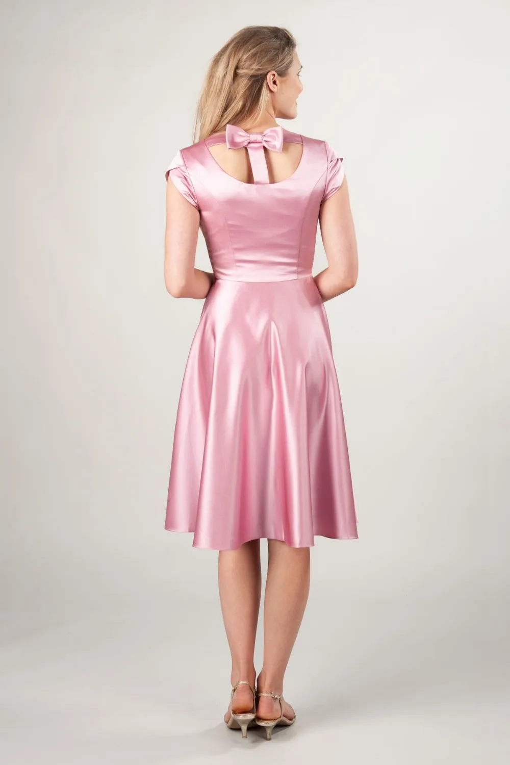 Из розового сатина а линейное короткое скромные платья для подружки невесты с