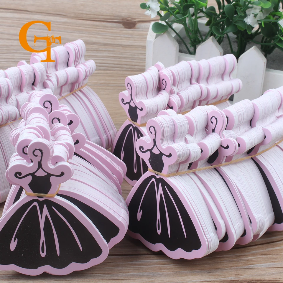 Розовая красивая бумажная бирка в форме платья для одежды с вырезами юбки бирки