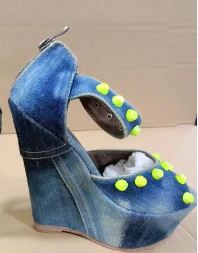 

Новинка 2020, модные сандалии на танкетке, соблазнительные джинсовые сандалии с заклепками, сандалии на очень высокой платформе, женские летн...