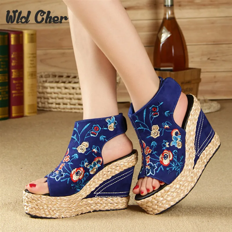 Женские сандалии на высокой танкетке с вышивкой открытым носком 34-40 новинка 2020 |