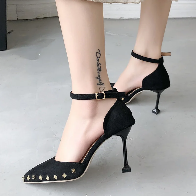 Сандалии в диком стиле 2019 Весна и лето новые модные черные острые заклепки обувь