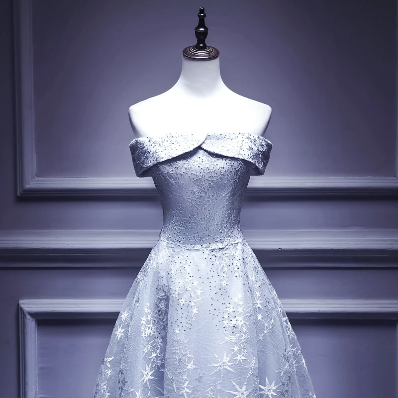 Женское коктейльное платье JANCEMBER серое короткое с открытыми плечами и шнуровкой