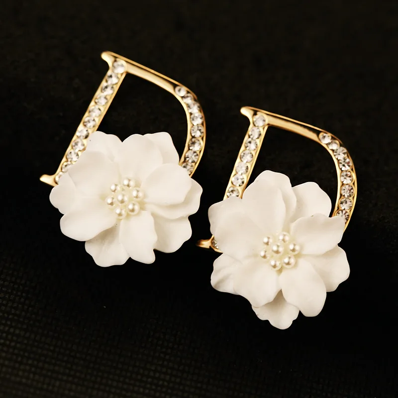 

Bilincolor fashion trendy cute gold color big letter D Resin white flower stud earring female