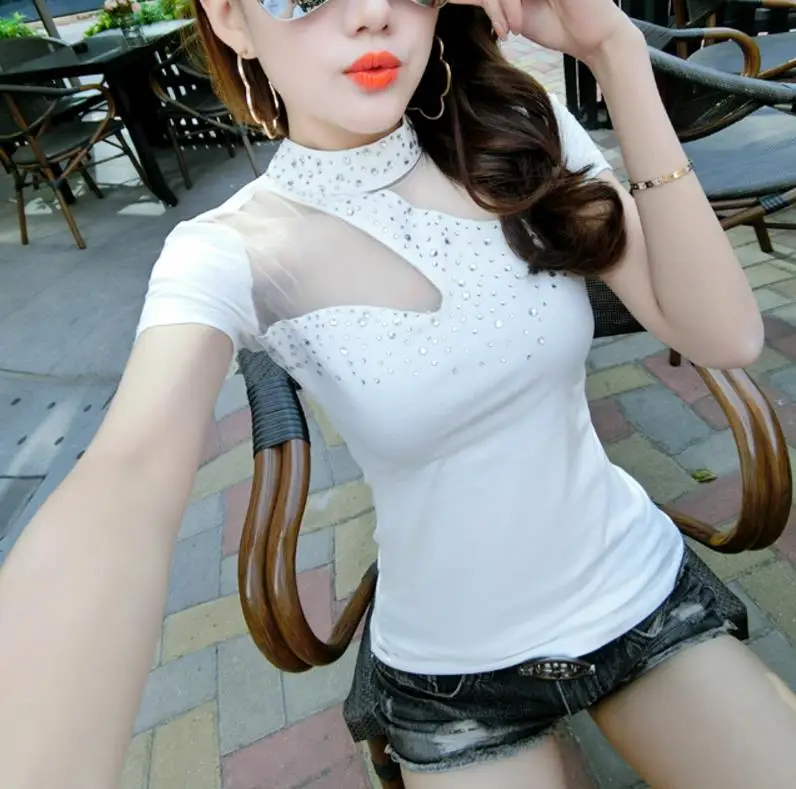 Женская сетчатая футболка с коротким рукавом круглым вырезом и стразами в стиле