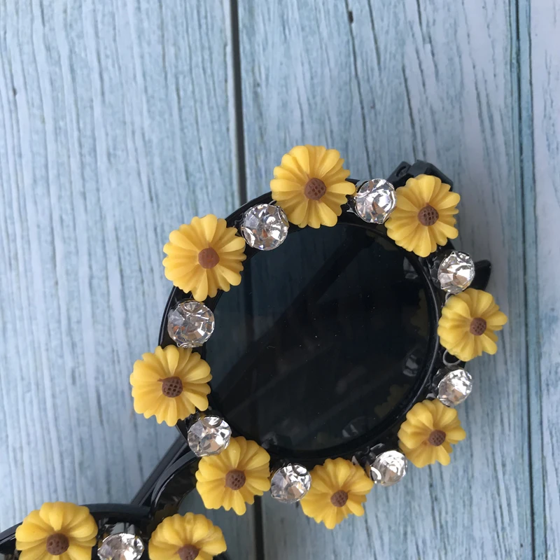 Роскошные женские солнцезащитные очки со стразами маленькие в круглой оправе