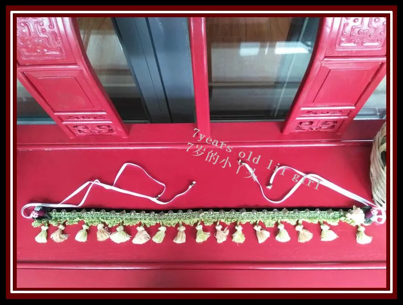 В готическом стиле танца живота с полосатыми ремешками в хип Обёрточная бумага