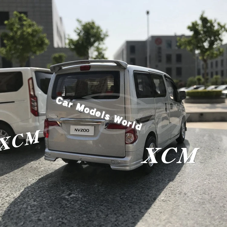 Литая модель автомобиля для NV200 MPV 1:18(серебро)+ маленький подарок
