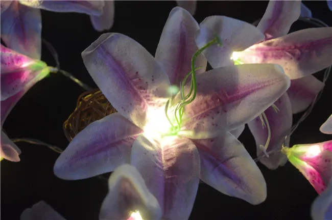 Батарея приведенный в действие искусственное фиолетовое цветы лилии гирлянда