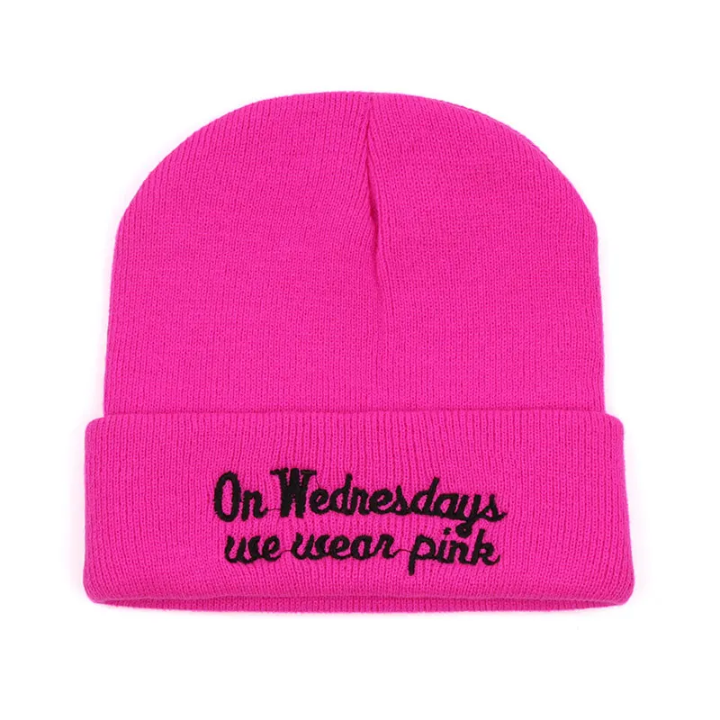 Повседневные женские вязаные шапки розовые зимние облегающие с вышитыми