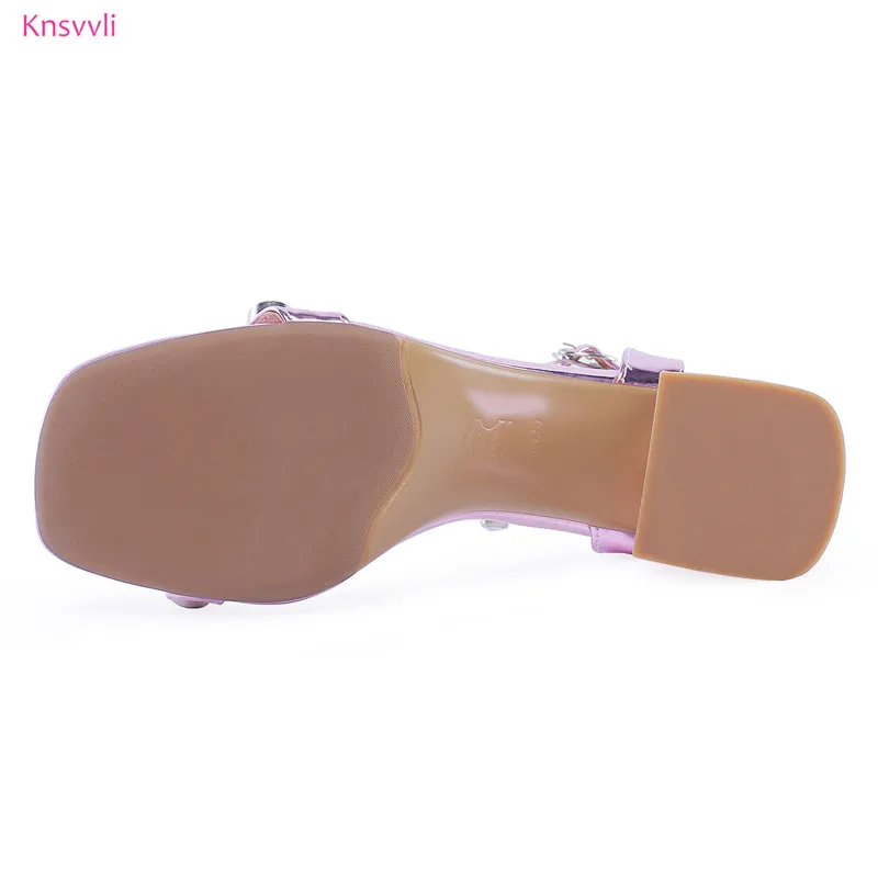 Серебристые сандалии из лакированной кожи на высоком массивном каблуке со