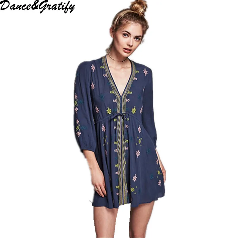 Женское короткое платье с вышивкой в богемном стиле V-образным вырезом и длинными