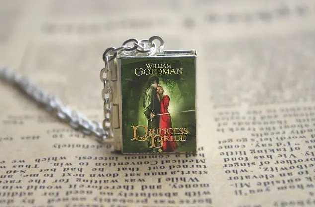 Чехол-книжка принцессы невесты медальон ожерелье брелок серебряный и бронзовый