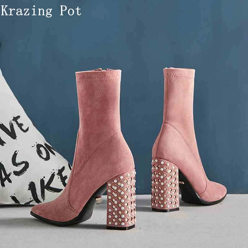 Krazing pot/бархатные растягивающиеся сапоги из флока с жемчугом размера плюс и заклепками; вечерние зимние сапоги до середины икры на толстом каблуке с острым носком в стиле суперзвезды; L13