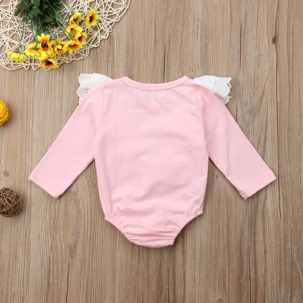 Милый хлопковый комбинезон с кружевными оборками и круглым вырезом для