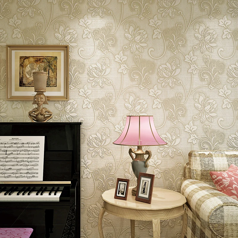 Обои из нетканого материала с рельефным рисунком в виде бабочек и цветов |