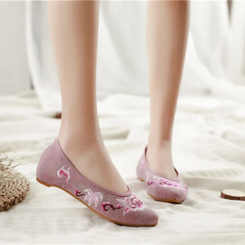 Винтажные женские мягкие туфли на плоской подошве с вышивкой без застежки острым