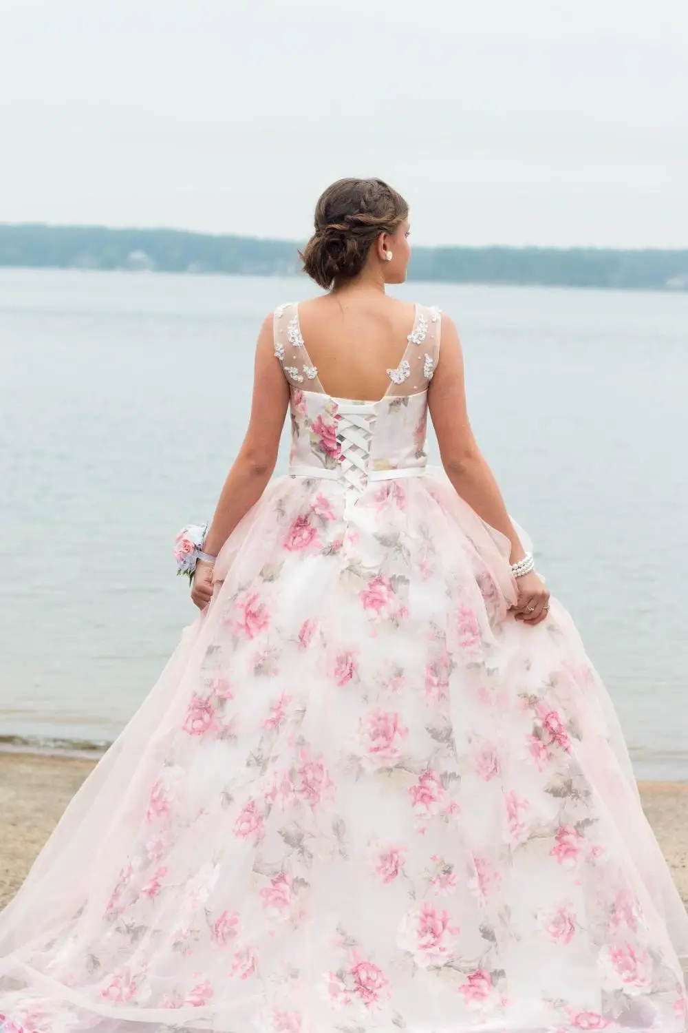 Элегантное свадебное платье со шнуровкой и аппликацией светло-розовое бальное