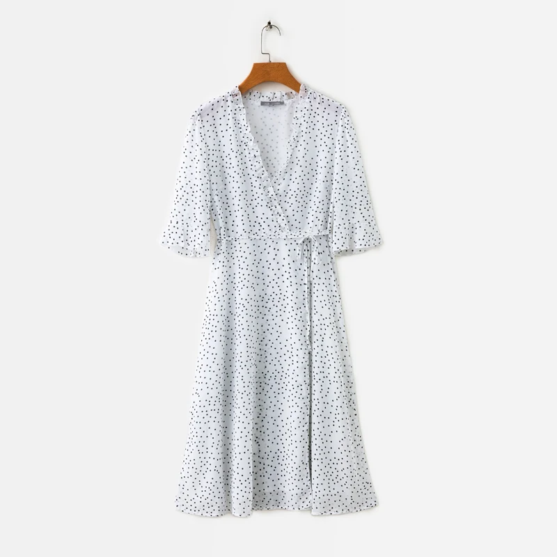 Женское длинное платье повседневное белое в горошек со шнуровкой и треугольным