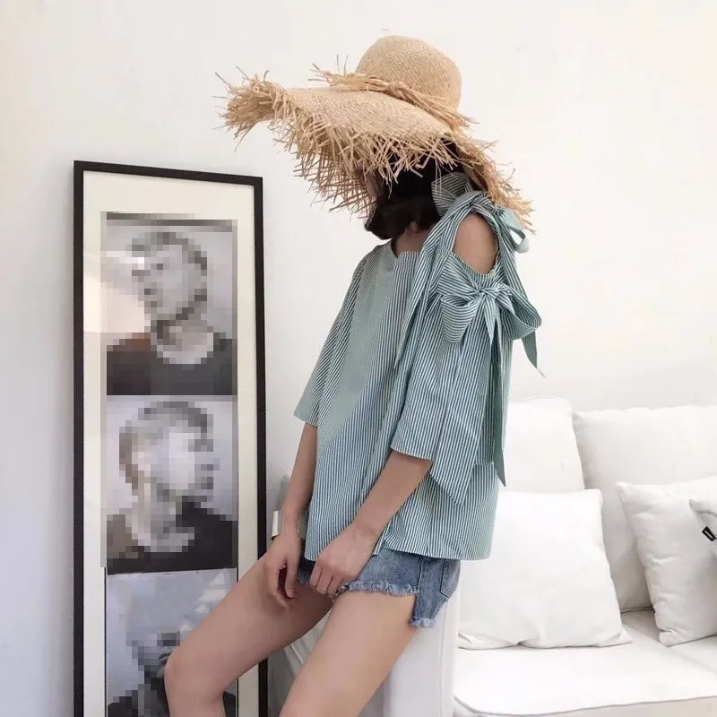 Женская полосатая блузка TWOTWINSTYLE летняя с открытыми плечами и рукавом три