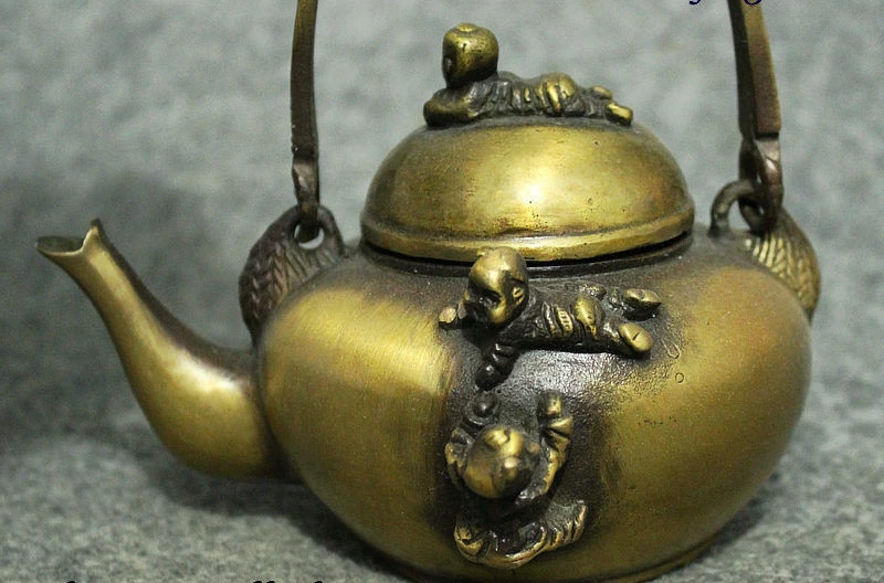 Народные Китай Бронза Медь Счастливый Ребенок ползучести Мальчик Статуя Вино Pot