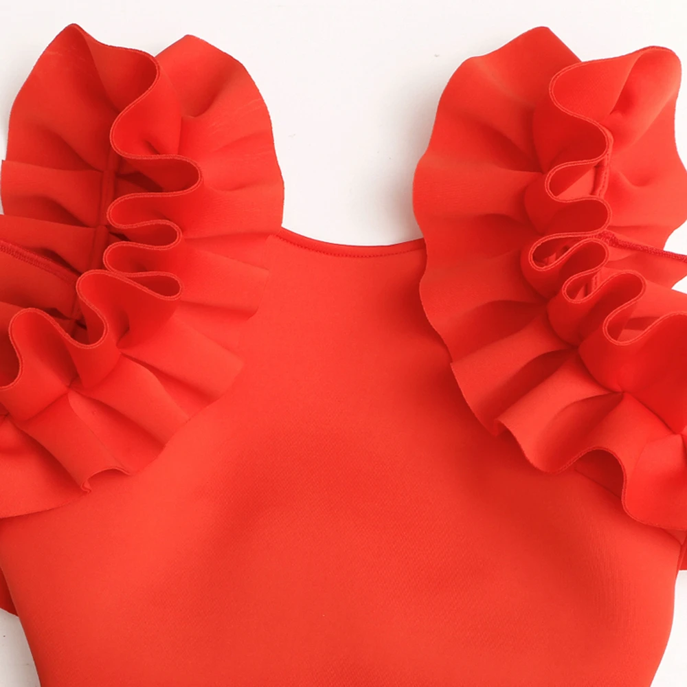 Женское облегающее платье красное вечернее с оборками на рукавах и открытой