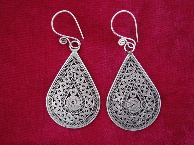 

Traditional ancient silk filigree craft retro palace ear ornaments handmade Miao silver teardrop shaped copper drum earrings
