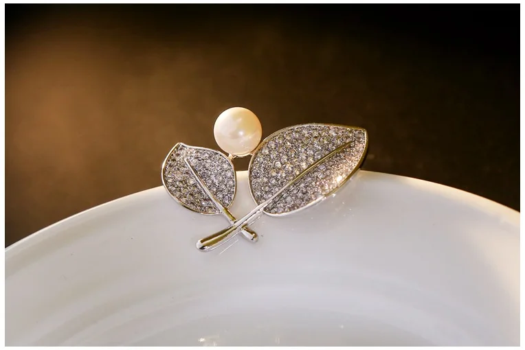 High-end fashion brooch Crystal From Austrian Inlaid zircon leaf pearl corsage pin female suit collar | Украшения и аксессуары