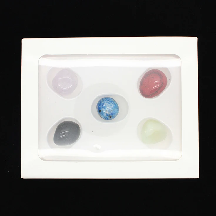 Различные минеральные сырой камень сочетание с формой группы из пяти красных