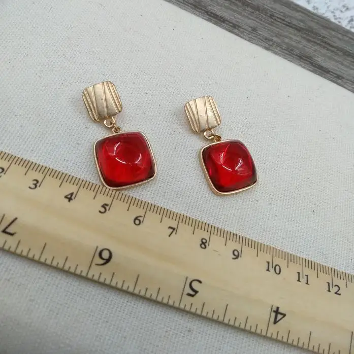 K Silver pin stud HUANZHI новые красные эмалированные глазурованные геометрические нерегулярные скрученный круг жемчужные опаловые камни золотые металлические серьги для женщин - Окраска металла: K Silver pin stud