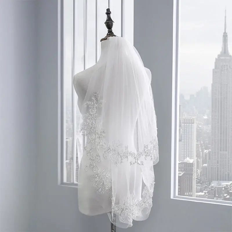 Короткая свадебная фата двухслойная белая Фата с гребнем и аппликацией из