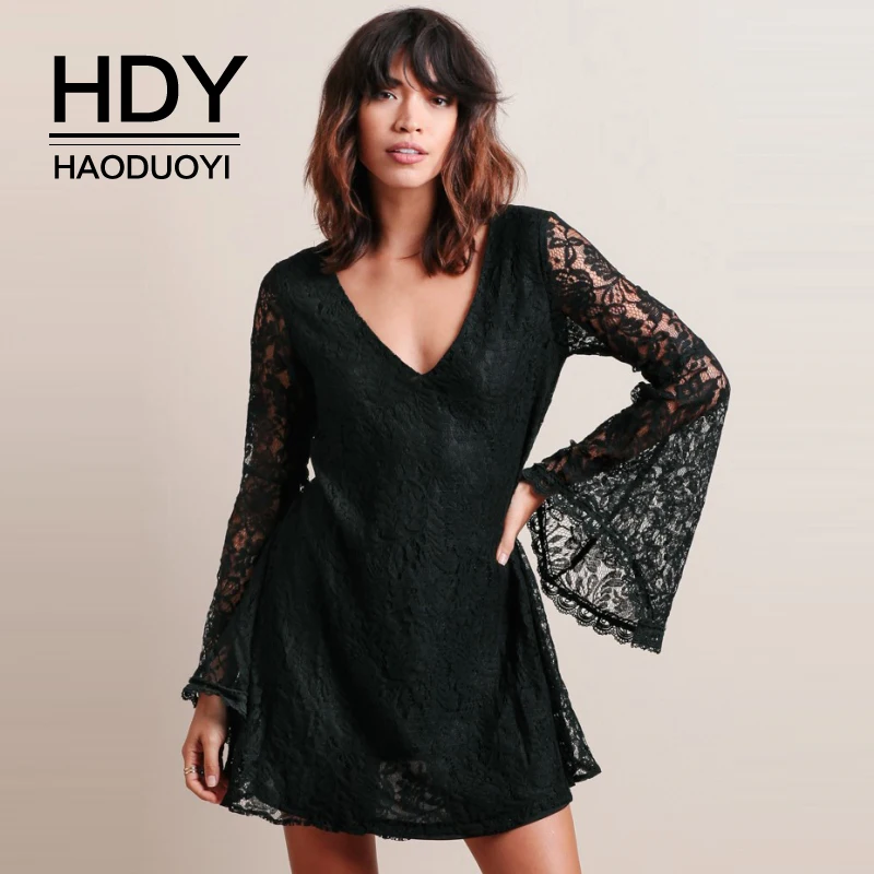 Женское кружевное мини платье HDY Haoduoyi черное однотонное с глубоким вырезом и