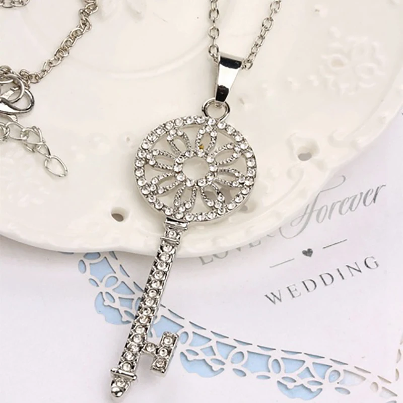 Цепочка-чокер женская с подвеской длинная цепь кулоном в виде ключа кристаллами