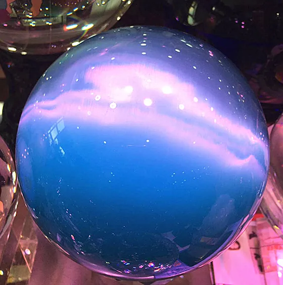 Гигантский синий мяч кошачий глаз. Мяч должен превышать большую ручную работу.