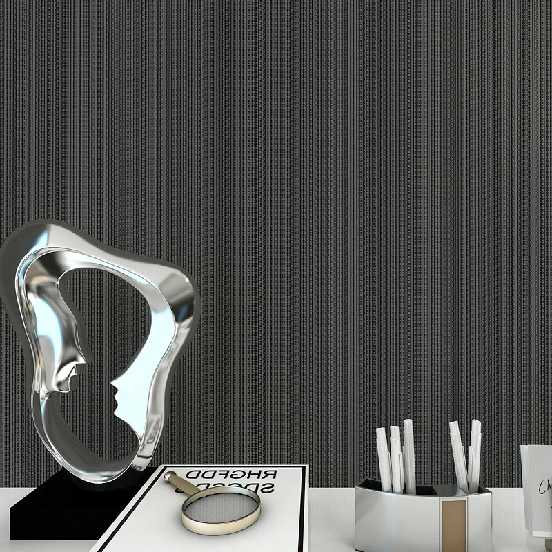 Обои из нетканого материала простые темно-серые обои в тонкую полоску для