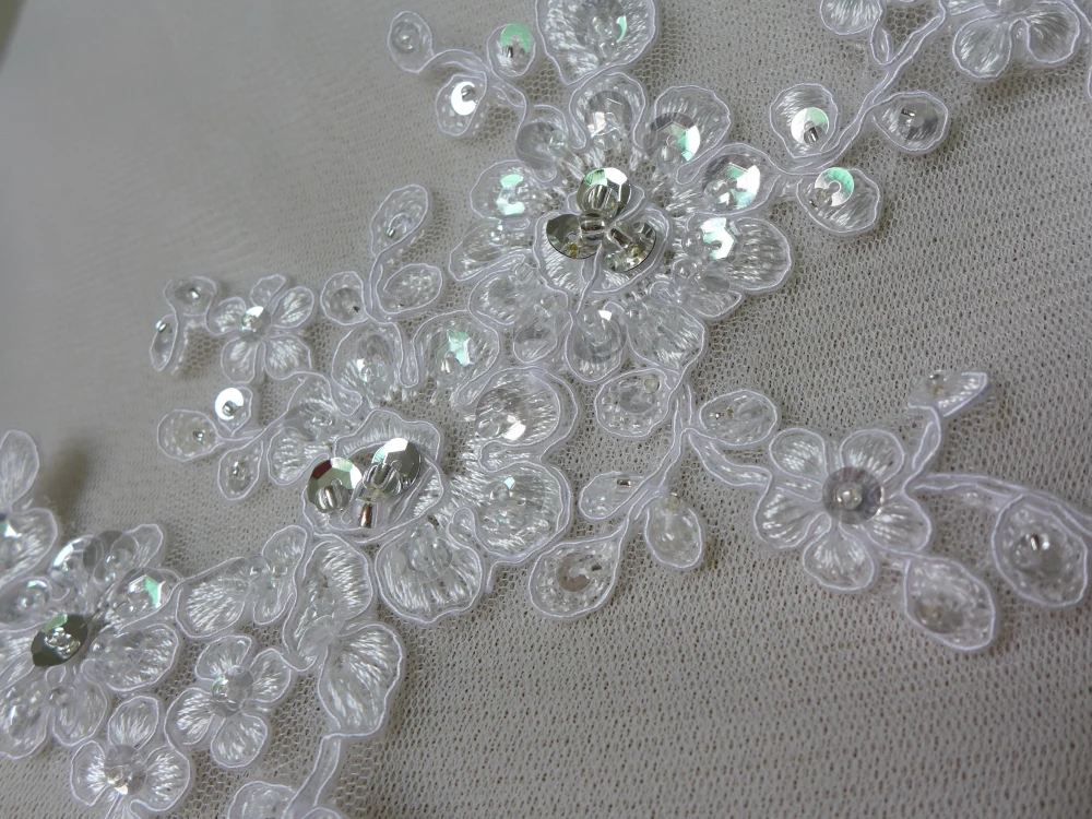 Одна деталь Алансон белого цвета и слоновой кости бисера блестками аппликация