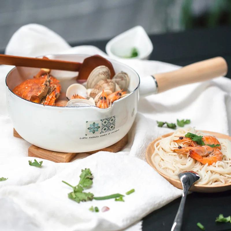 Эмалированная кастрюля с одной деревянной ручкой белая для супа молока|soup pot|enamel