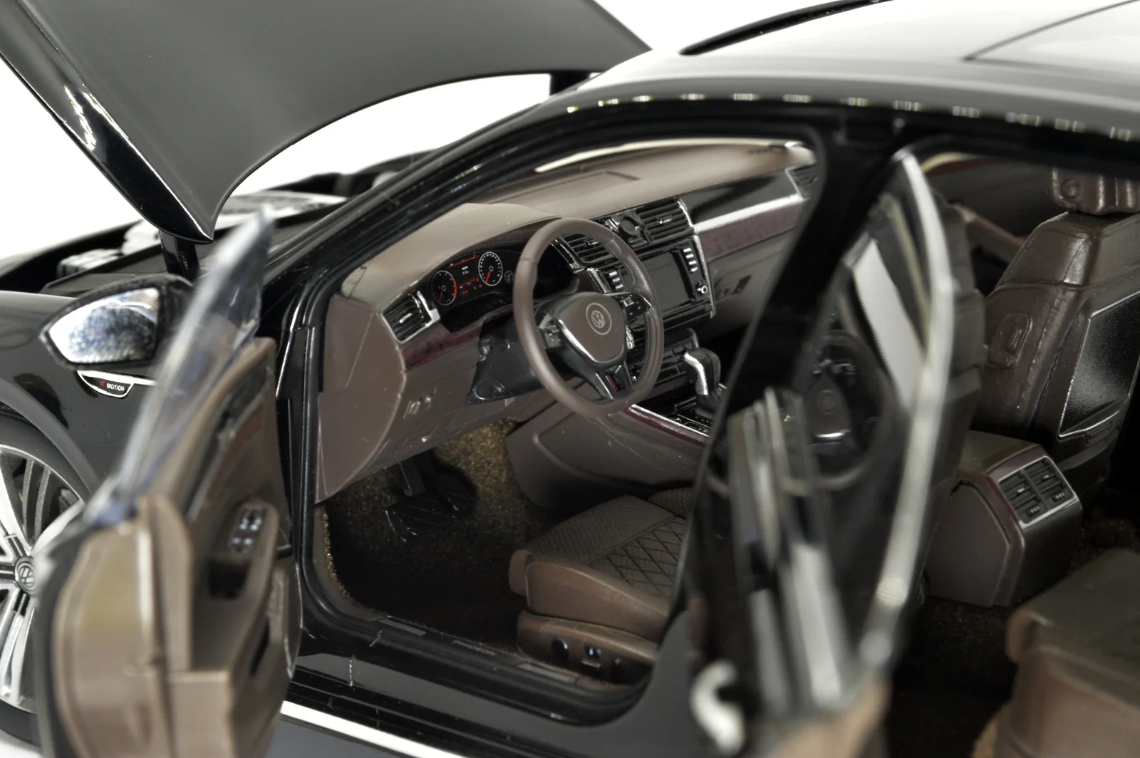 Paudi модель 1/18 1:18 Масштаб Volkswagen Phideon черная литая модель автомобиля Игрушечная модель автомобиля открываются двери
