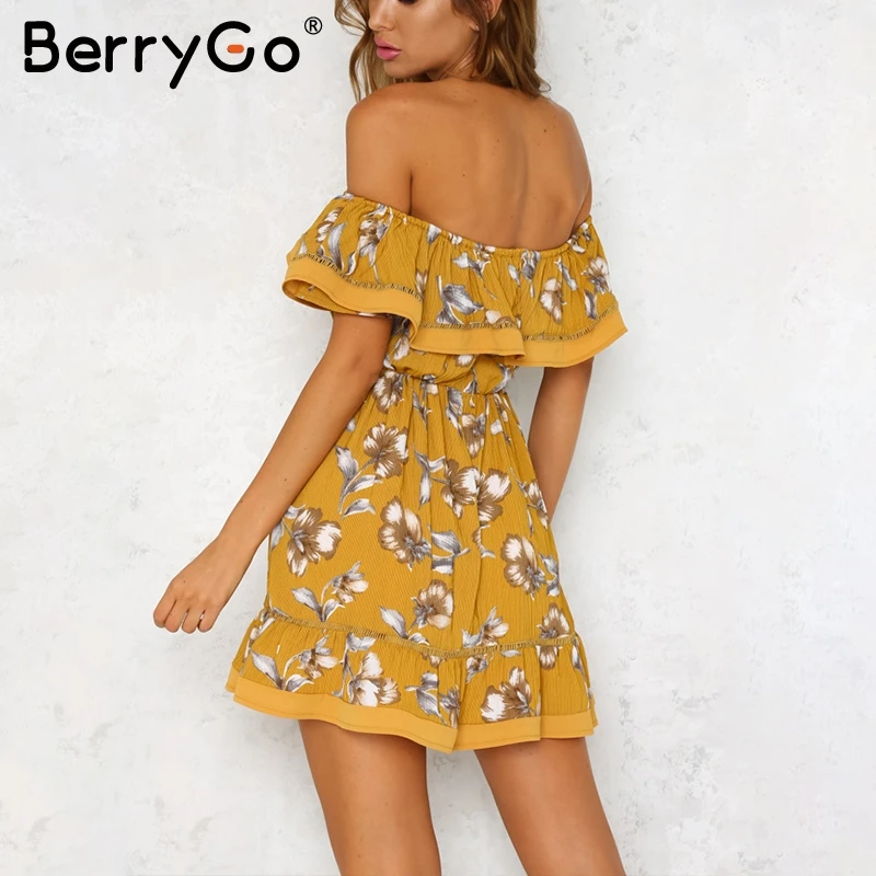 Женское платье с открытыми плечами BerryGo белое пляжное оборками и цветочным