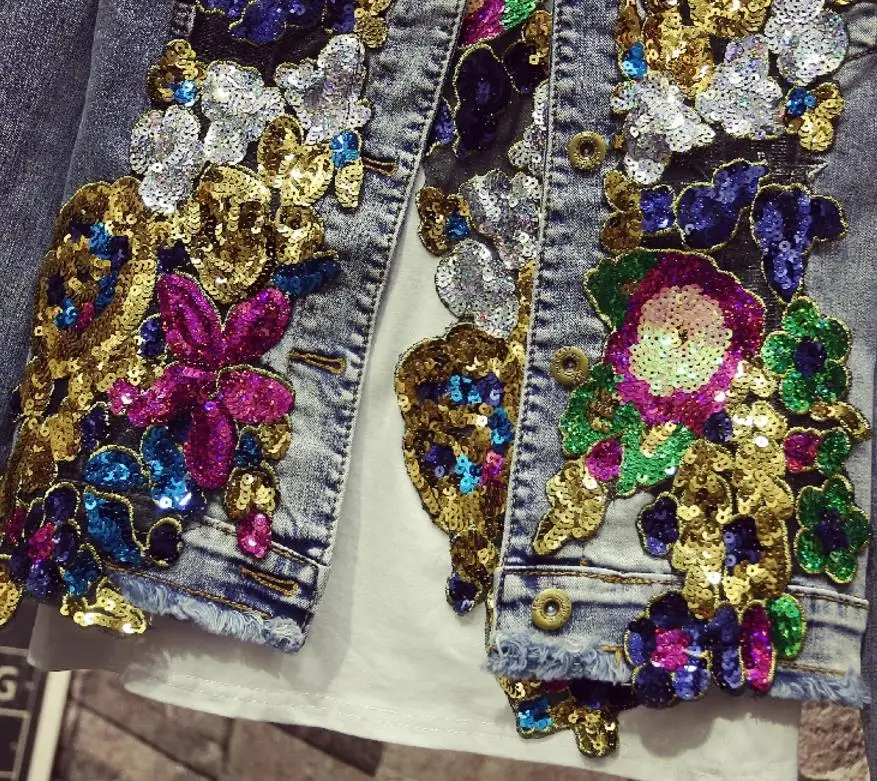 Женская джинсовая куртка с блестками синяя приталенная из денима цветочным