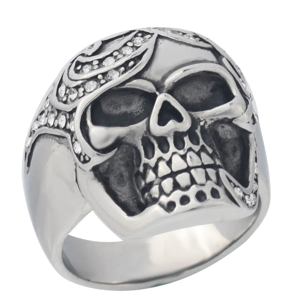 Мужское серебряное кольцо с черным черепом украшенное искусственным цирконием