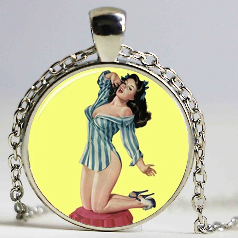 Сексуальное жемчужное ожерелье для девушек 1940s позирует Burlesque Saucy Lady стекло