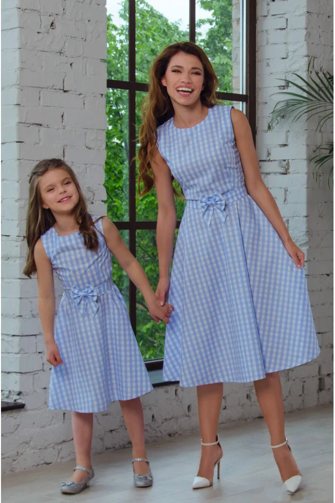 Модные платья для мамы и дочки лето 2018 клетчатое платье принцессы без рукавов с